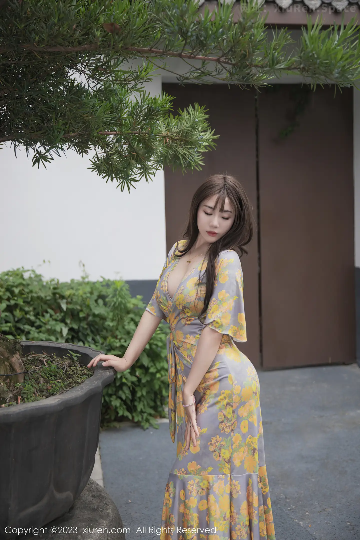 图片[5]-[XiuRen秀人网] VOL.6949 模特严利娅Yuliya性感黄灰色睡裙半撩秀翘臀美腿惹火诱惑写真84P-秀人网官方网站